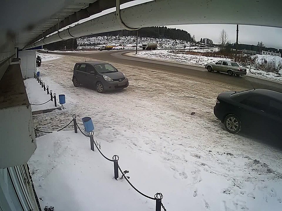 Колесо летит на человека