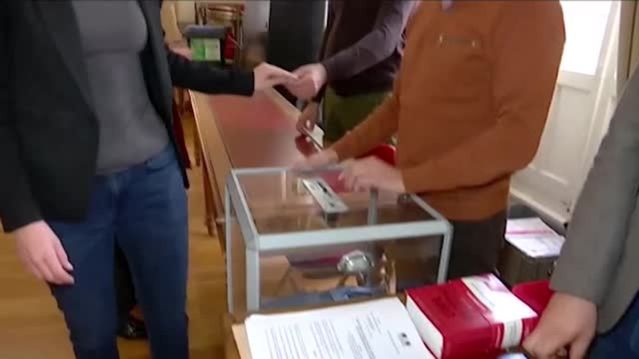 Régionales : la tête de liste frontiste en PACA, Marion Maréchal-Le Pen a voté à Carpentras