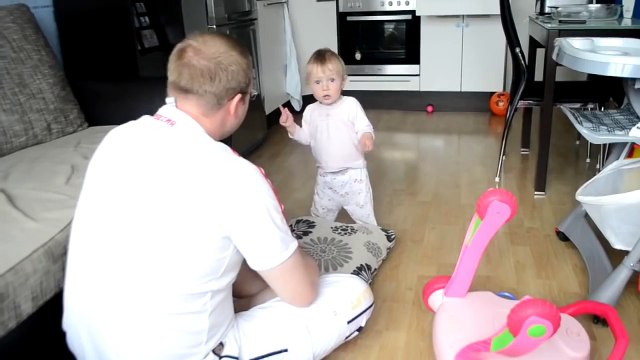 Дочка объясняет папе - что он не прав. Отец и дочь. Приколы малыши