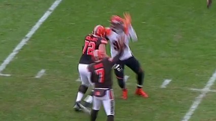 Bengals Rey Maualuga recovers backward pass