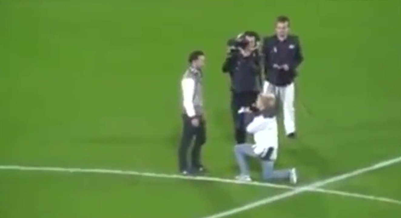 Elle demande son copain en mariage dans un stade de foot, il s'enfuit en courant