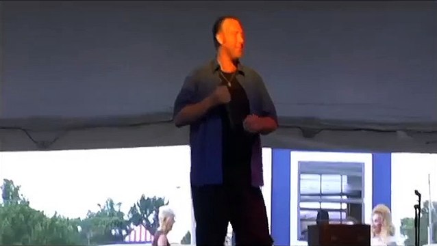 Scott Michael sings 'Sweet Caroline' at Elvis Week 2011 (vid