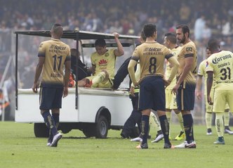 Javier Güemez se fait casser la jambe par Javier Cortez