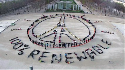 Video herunterladen: Ativistas se reúnem para pedir 100% de energias renováveis