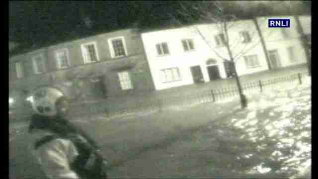 Cientos de británicos evacuados de sus hogares por inundaciones