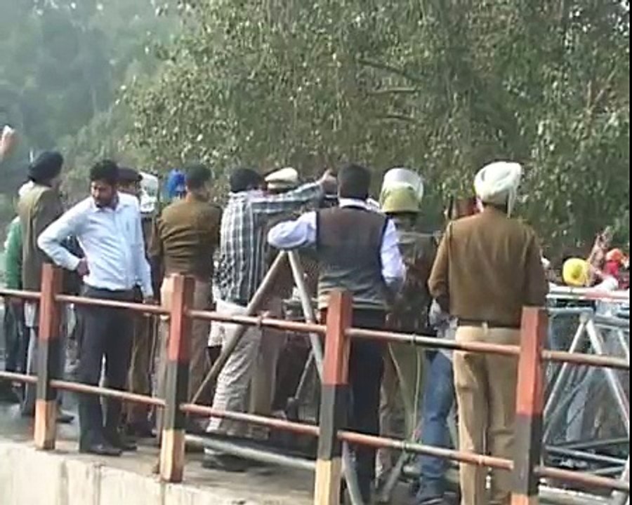 Police lathi-charge AAP protesters