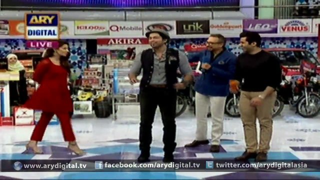 Fahad Mustafa, Mahira Khan and Sheheryar Munawar Siddiqui performing on song 'Shakar Wandaan