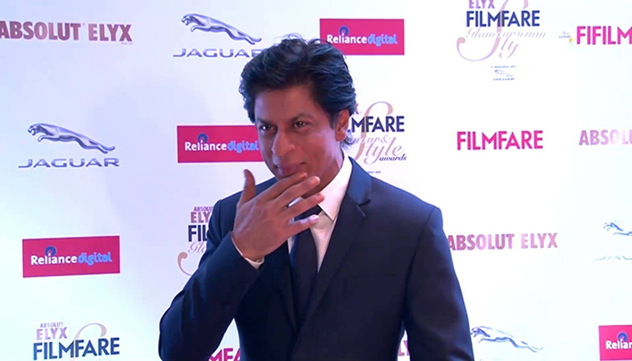 Raees Movie Star Shah Rukh Khan at the Absolut Elyx Filmfare Glamour & Style Awards 2015 - Bollywood News & Gossips