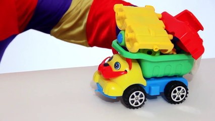 Dima der lustige Clown - Wir bauen einen bunten Jeep! Lustige Kindervideos in Deutsch