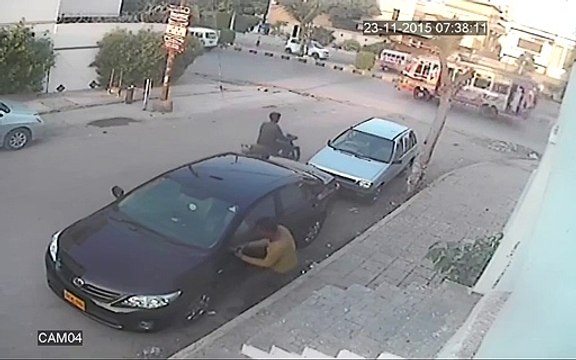 Thief Badly Beaten by Car’s Owner for Stealing Car’s Mirror