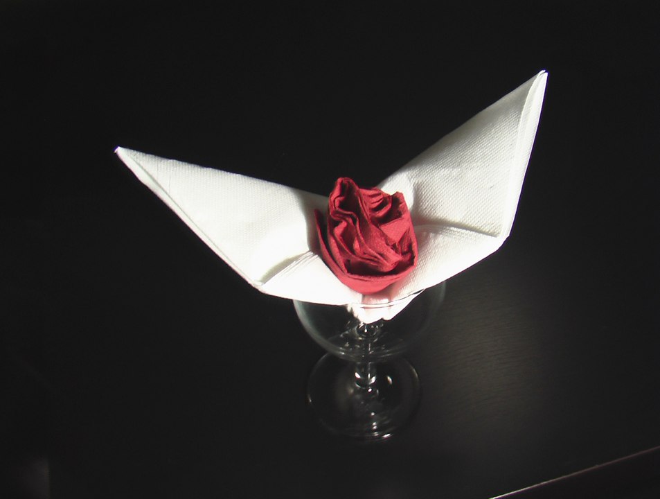 Pliage serviette bouton de rose