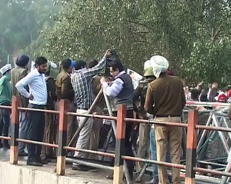 Police lathi-charge on AAP protesters