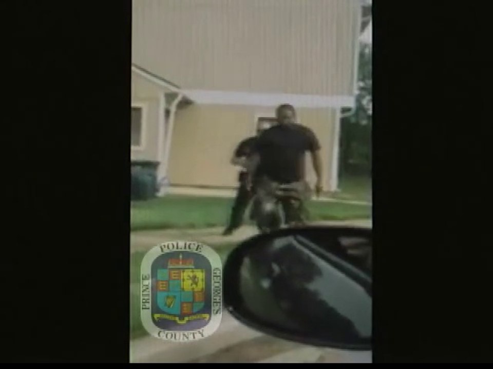 Un policier américain menace un homme noir avec son arme... parce qu'il est mal garé