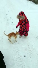 Un chat fait une prise de catch à un enfant : KO direct!