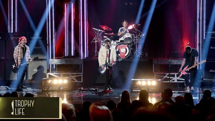 5SOS Rock Hey Everybody Performance at 2015 AMAs