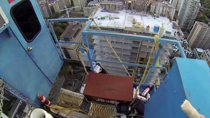 Escalader une grue tout les matin... Le quotidien de ce conducteur de grue