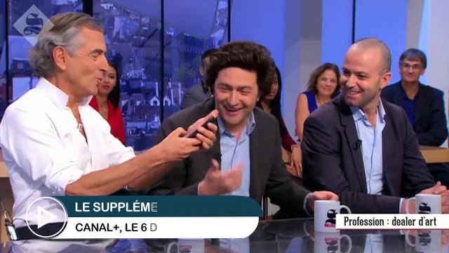 Bernard-Henri Levy répond au téléphone d'un autre invité dans Le Supplément