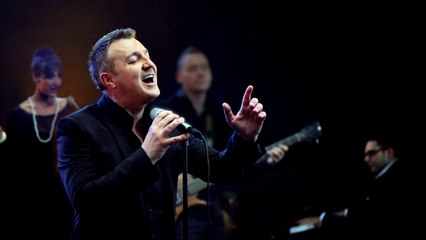 Vecita igra ljubavi ko mnogo daje gubi sve a ko se manje zaljubi nikad sam ne ostane