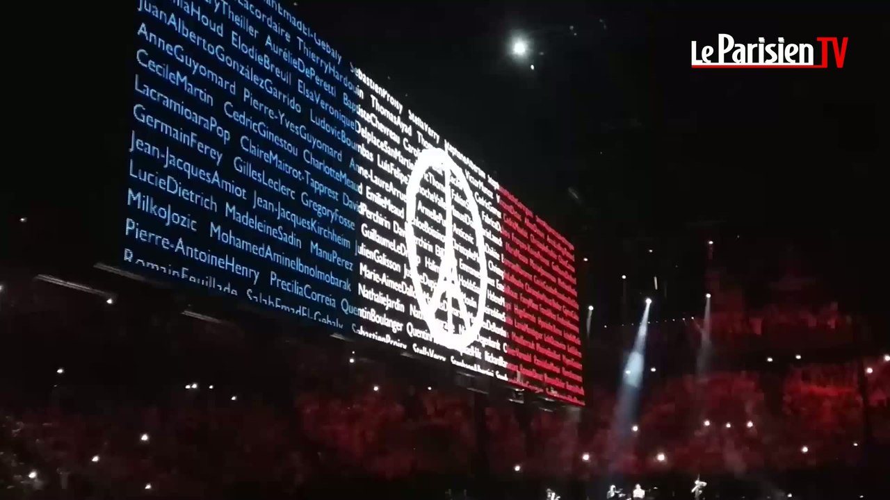 U2 chante «Ne me quitte pas» en hommage aux vic...