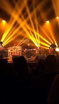 Oasis : Wonderwall Live (Noel Gallagher & Gem Archer 12.2015)