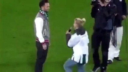 Elle se prend un râteau magistral devant un stade entier