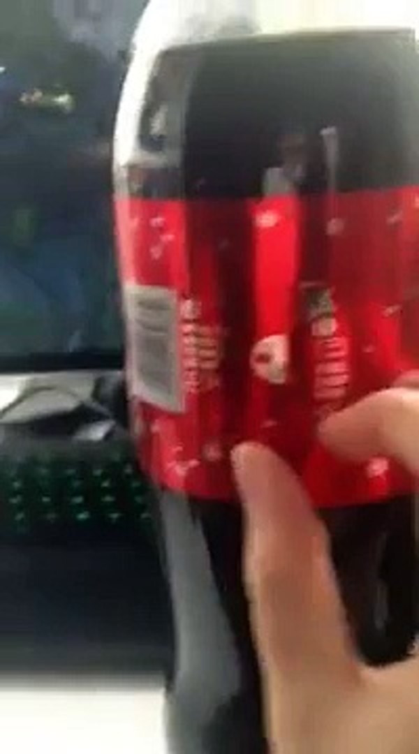 Une bouteille de Coca magique pour Noël - Vidéo Dailymotion