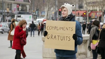 Magnifique : il distribue des compliments gratuits à Paris