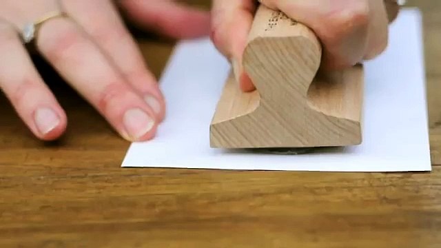 Elle coupe quelques enveloppes ordinaires pour en faire quelque chose d'impressionnant