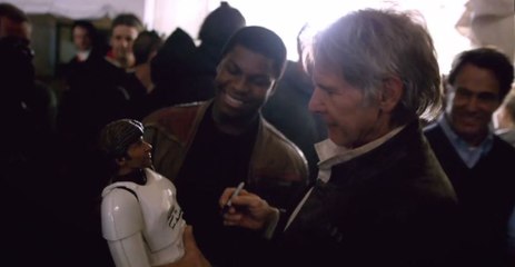 Harrison Ford dédicace une figurine Han Solo à John Boyega