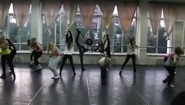 Fraules (Elena Ninja-Bonchinche) with students with vogue show