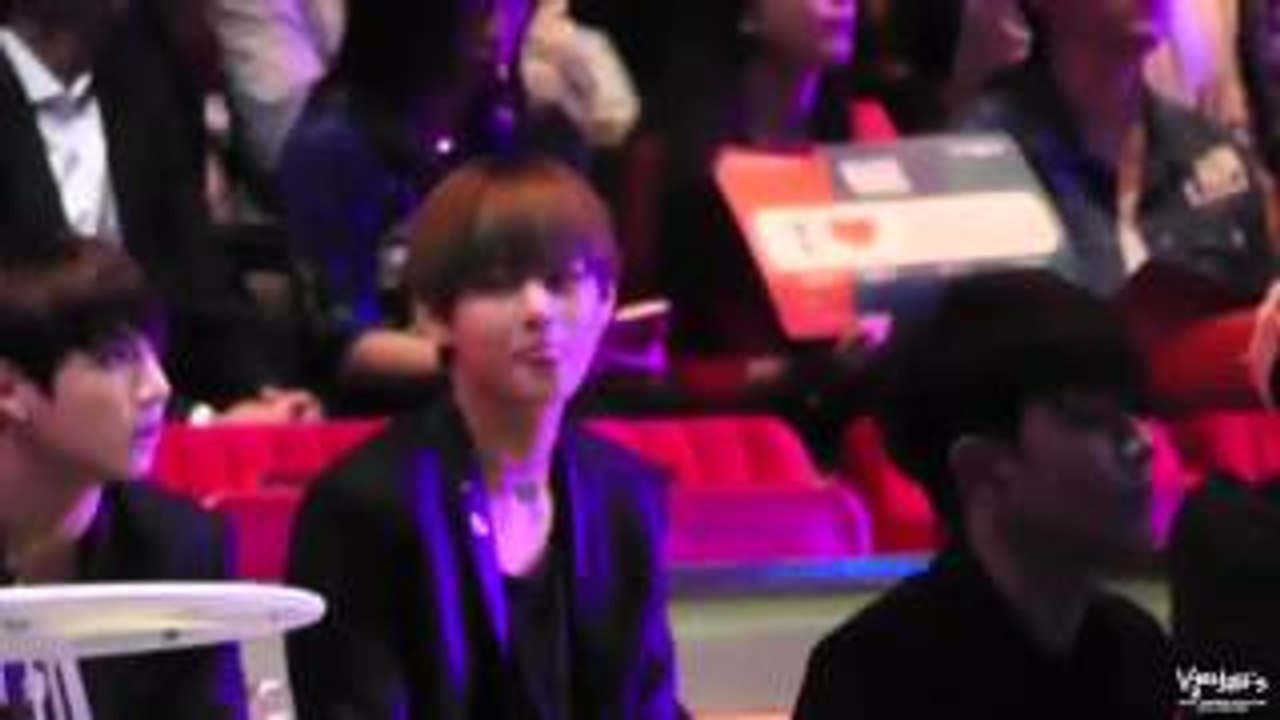 [FANCAM] 151202 MAMA bts V watching 2NE1 fire