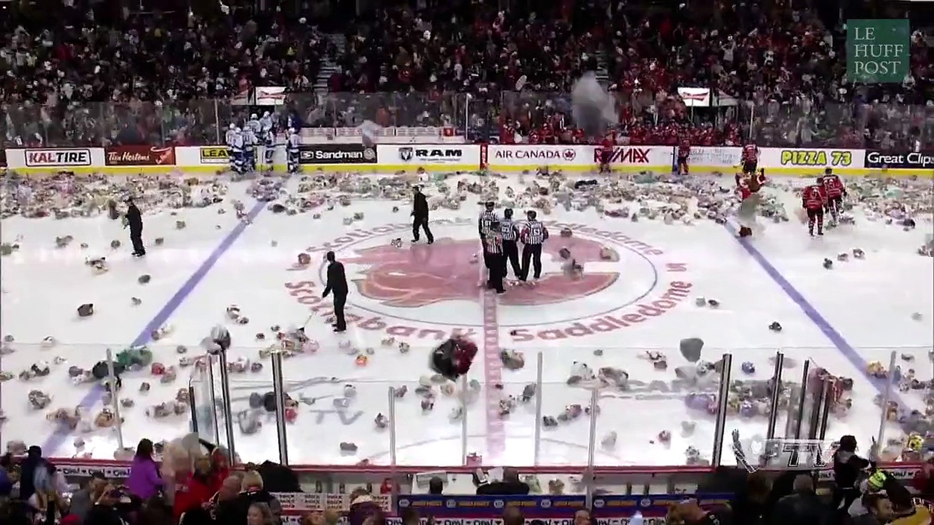 A l'occasion du "Teddy bear toss", les fans de hockey canadiens recouvrent  la patinoire d'ours en peluche - Vidéo Dailymotion