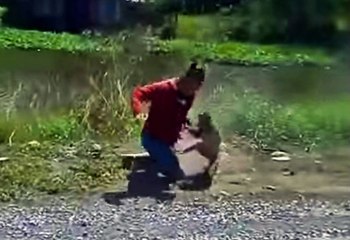 Man Fights a Monkey On His Motorcycle