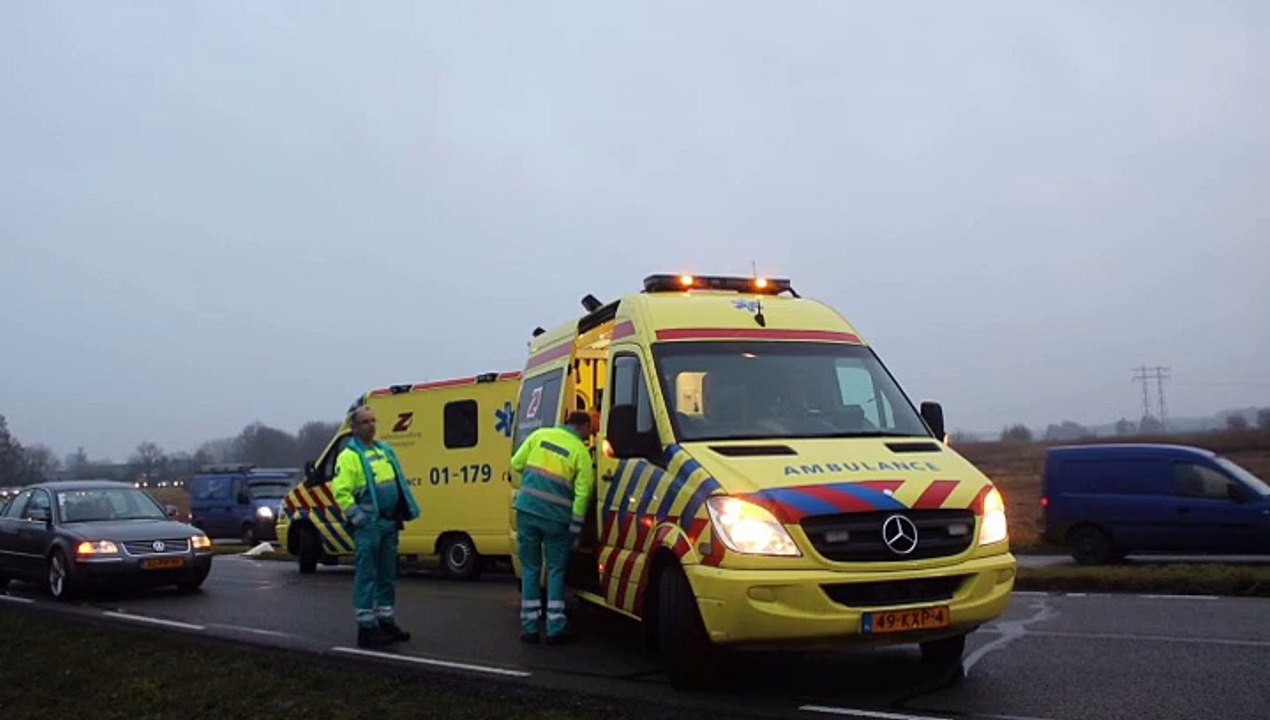 Drie autos botsen op elkaar in Waterhuizen - RTV Noord