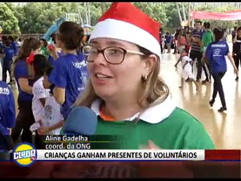 CRIANÇAS GANHAM PRESENTES DE VOLUNTÁRIOS