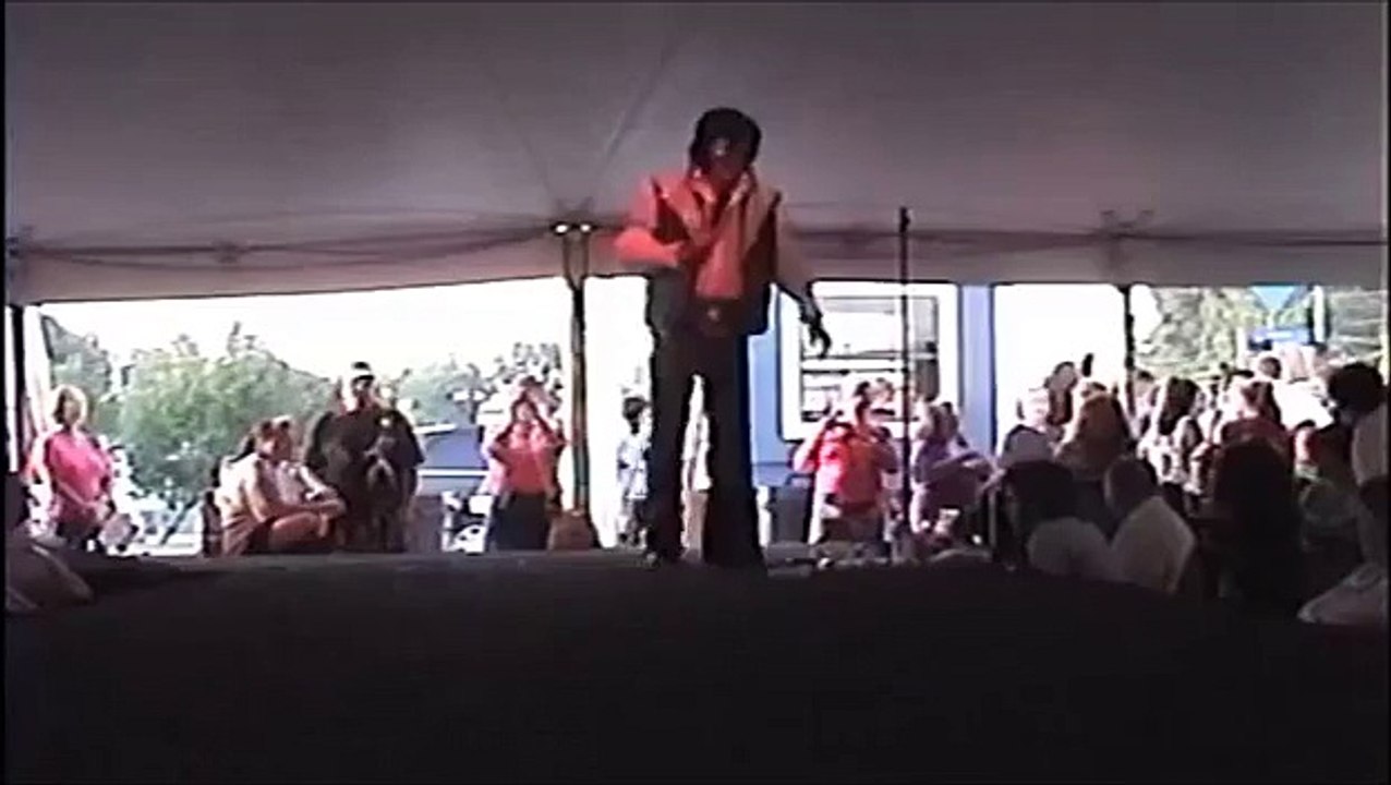 Steve Murphy sings 'True Love Travels On A Gravel Road' at Elvis Week 2006