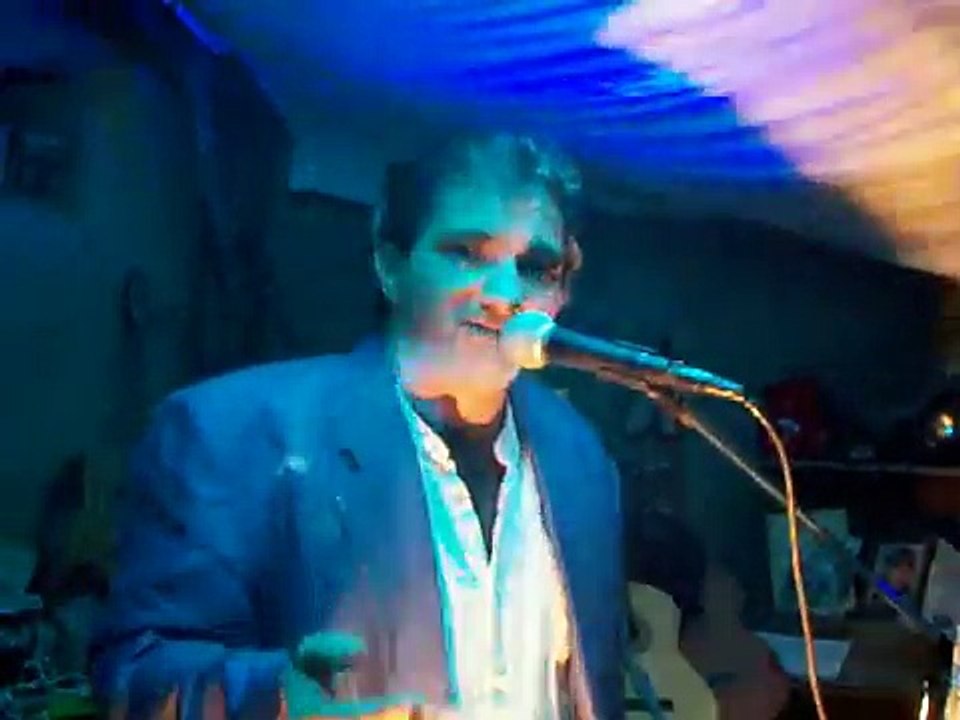 Thierry Chante Aime moi Claude barzotti version perso avec cette voix ça fait , casse toi !