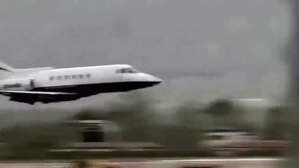 Así fue la llegada de un jet sin tren de aterrizaje a un aeropuerto