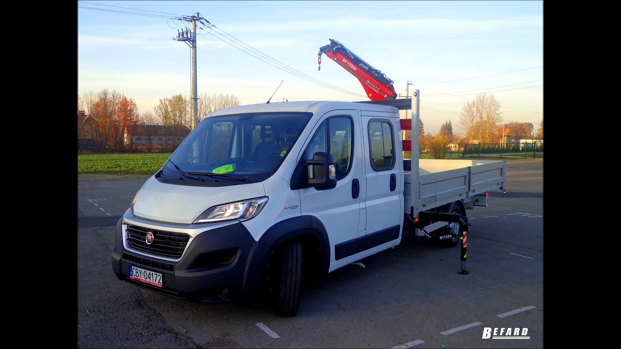 Dostawczy Fiat Ducato z zamontowanym żurawiem BEFARD BF1700A