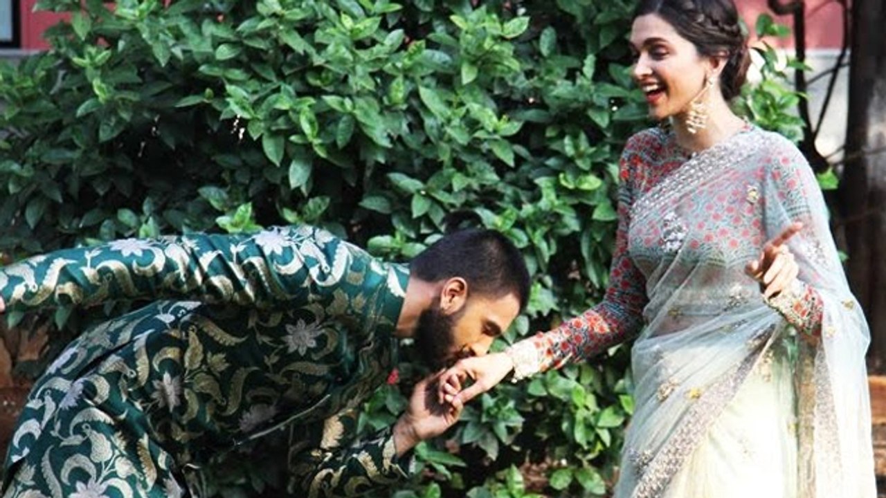 Ranveer Singh PROPOSES Deepika Padukone In PUBLIC