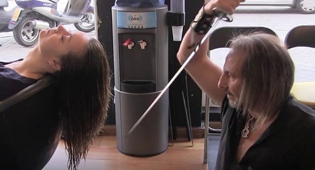 Un coiffeur atypique coupe des cheveux avec des katanas et un chalumeau