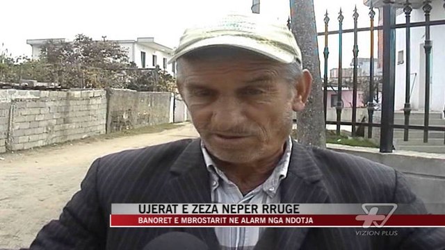 Fier, ujërat e zeza nëpër rrugë - News, Lajme - Vizion Plus