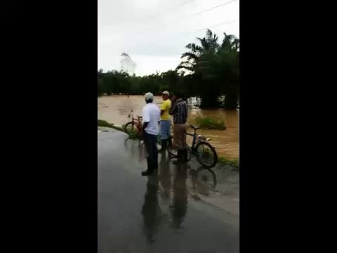 Creciente del río Lean entre los municipios de Arizona y la Masica en Atlantida