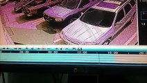Un ladrón abre y roba en un carro en tan solo 10 segundos en restaurante sampedrano