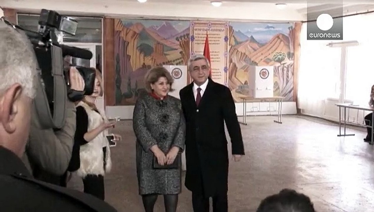 Armenier stimmen für umstrittene Verfassungsänderung