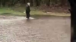 Un homme se casse la gueule pendant les inondations