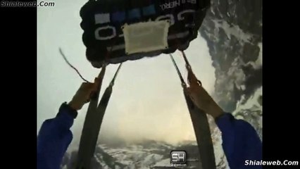 PARACAIDISMO EXTREMO UN HOMBRE SE LANZA DE UNA MONTANA CON NEBLINA PRACTICANDO EL DEPORTE NOVIEMBRE 2015