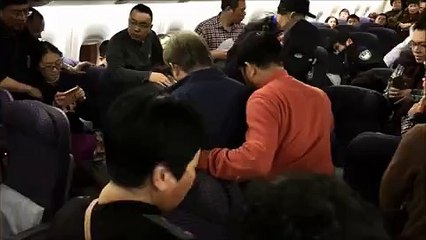 Police Officers Confront Unruly Passenger After United Airlines Denies Upgrade