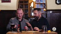 Deux hommes mangent le piment le plus fort au monde
