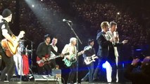 L'hommage de U2 avec les Eagles of Death Metal à Bercy